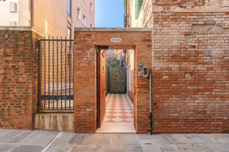 B And B Casanova Ai Tolentini Veneza Exterior foto